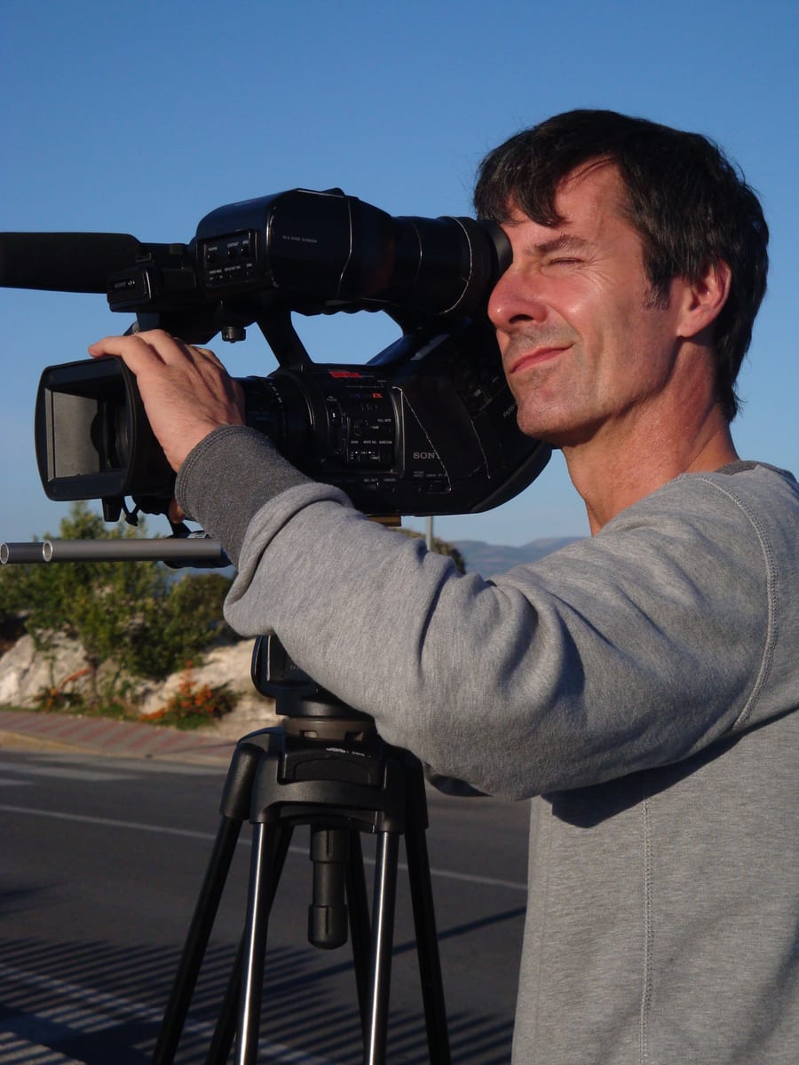 Martin Broschwitz mit professioneller Kamera bei der Arbeit als Dokumentarfilmer